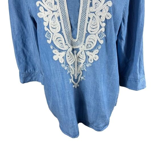 Chico’s Chambray Appliqué V neck High Low Blouse - Picture 4 of 10
